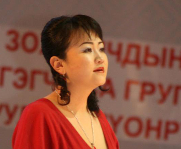 Ш.Лхамноржмаа: Хоёр номоо ирэх намар “өлгийднө”